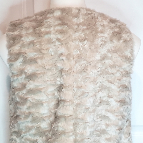 NWT Forever 21 Faux Fur Vest Taupe S - Picture 6 of 8